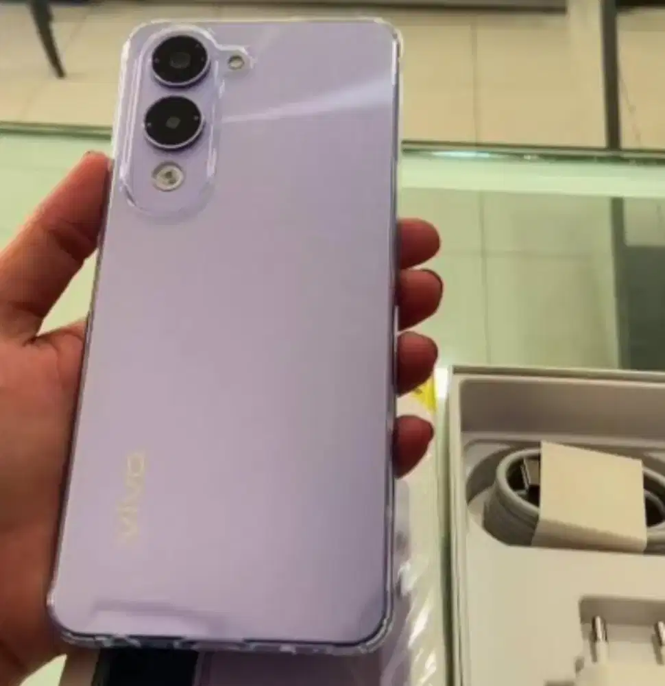 Vivo y04s pembelian baru 1 Minggu lengkap sama garansi  butuh uang