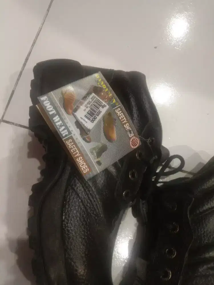 Sepatu safty besi