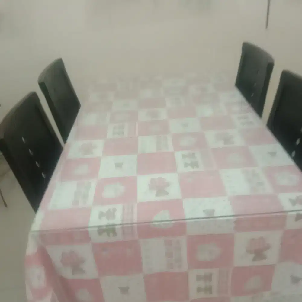 Meja makan minimalis