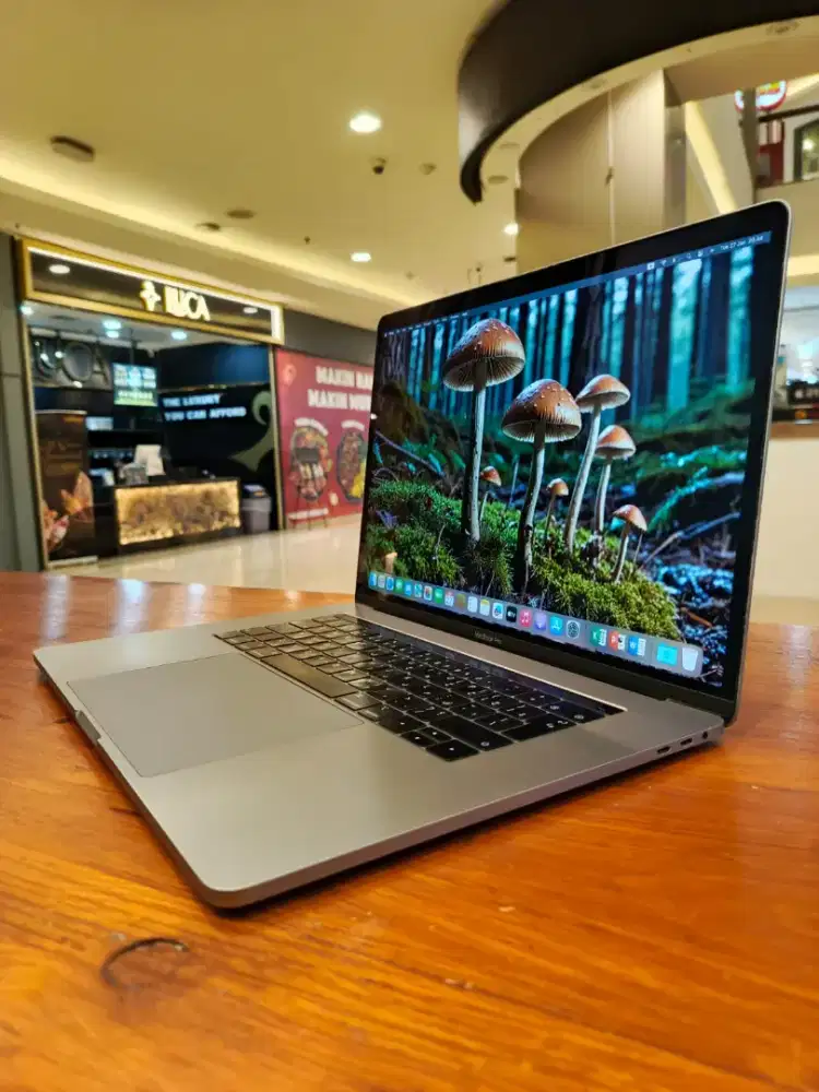 Macbook Pro Retina 15 inch , 2018 touchbar