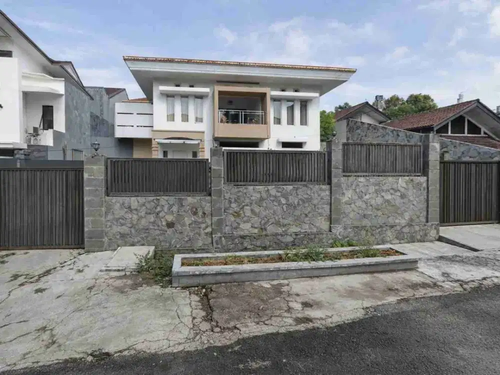 Rumah Luas di Setrasari Setramurni