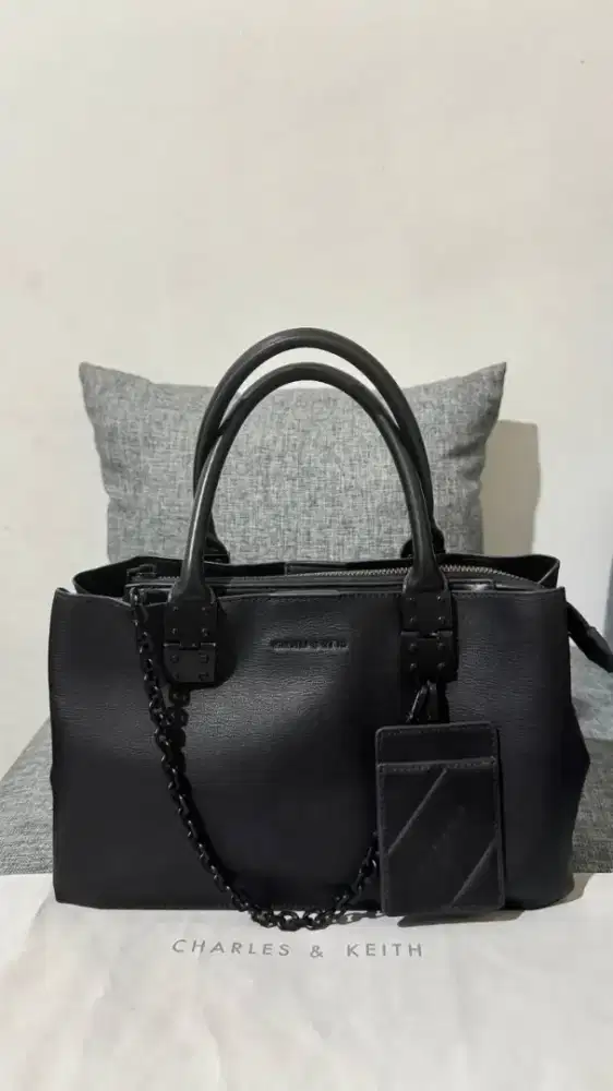 Preloved Charles & Keith 100% Ori warna hitam