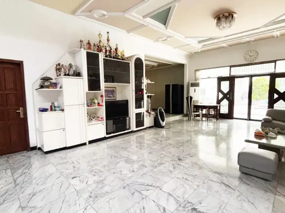 Dijual Raya Dharmahusada Indah Nol jalan Raya luas 764m2 bangunan800m2 ada 7kamar,tamanbelakang,kolam ikan fullmarmer