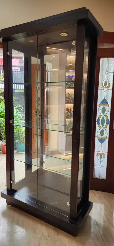 Lemari Kaca Ruang Tamu