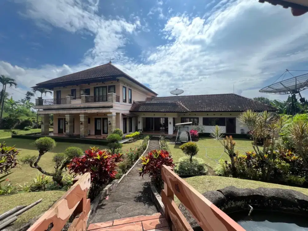 Villa Puncak Prigen 3kavling luas 2.500m2 bangunan 700m2 ada 6 kamar,gasebo,kolam ikan