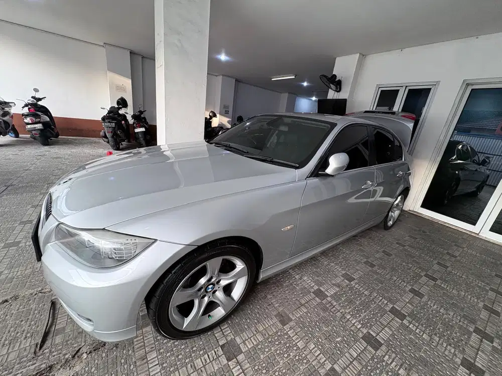 BMW 320i 2011 Bensin