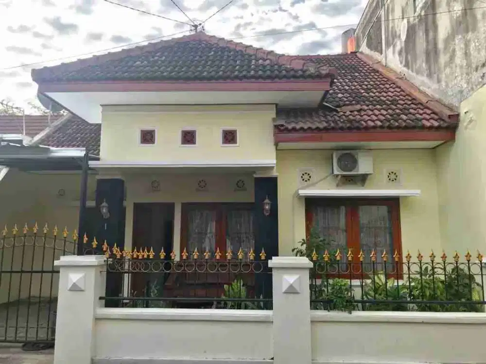 DIJUAL RUMAH CANTIK TERAWAT TEPI JLN RAYA DEKAT POM BENSIN GESIKAN SIDOMOYO GODEAN