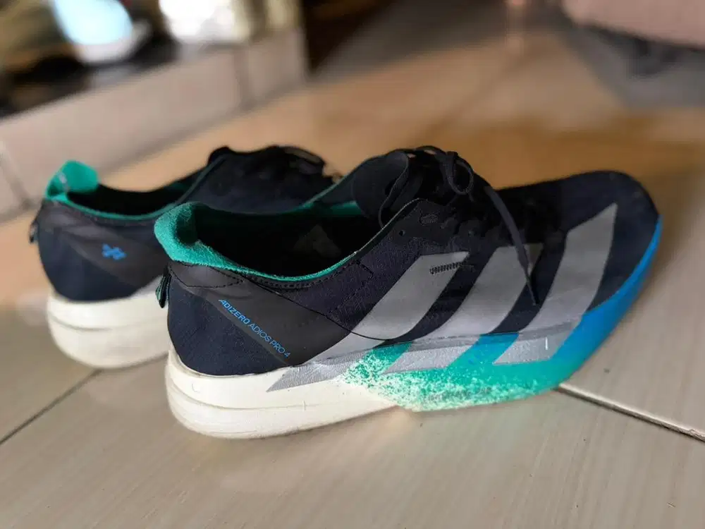 Sepatu Adidas lari