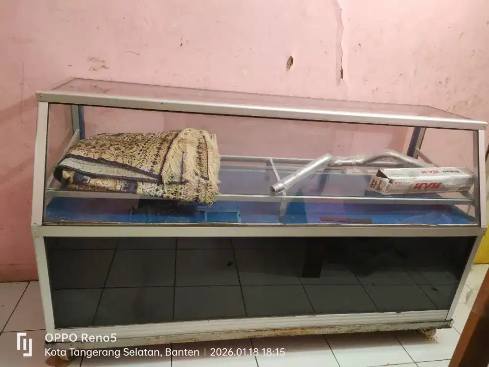 Etalase murah meriah