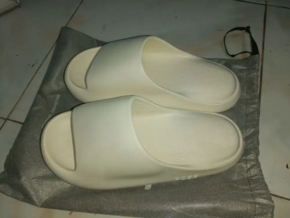 SENDAL POSE PUTIH UKURAN 42-43