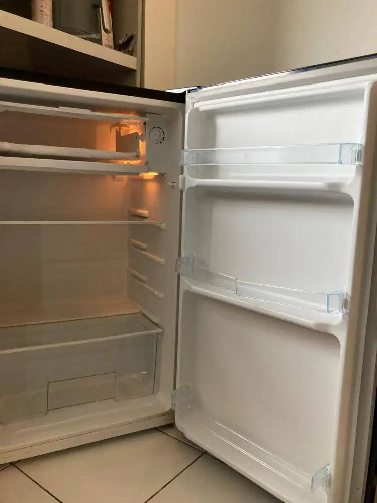 Kulkas Changhong CBC-100 [Tinggi 82cm, Panjang 44cm, Lebar 48cm]