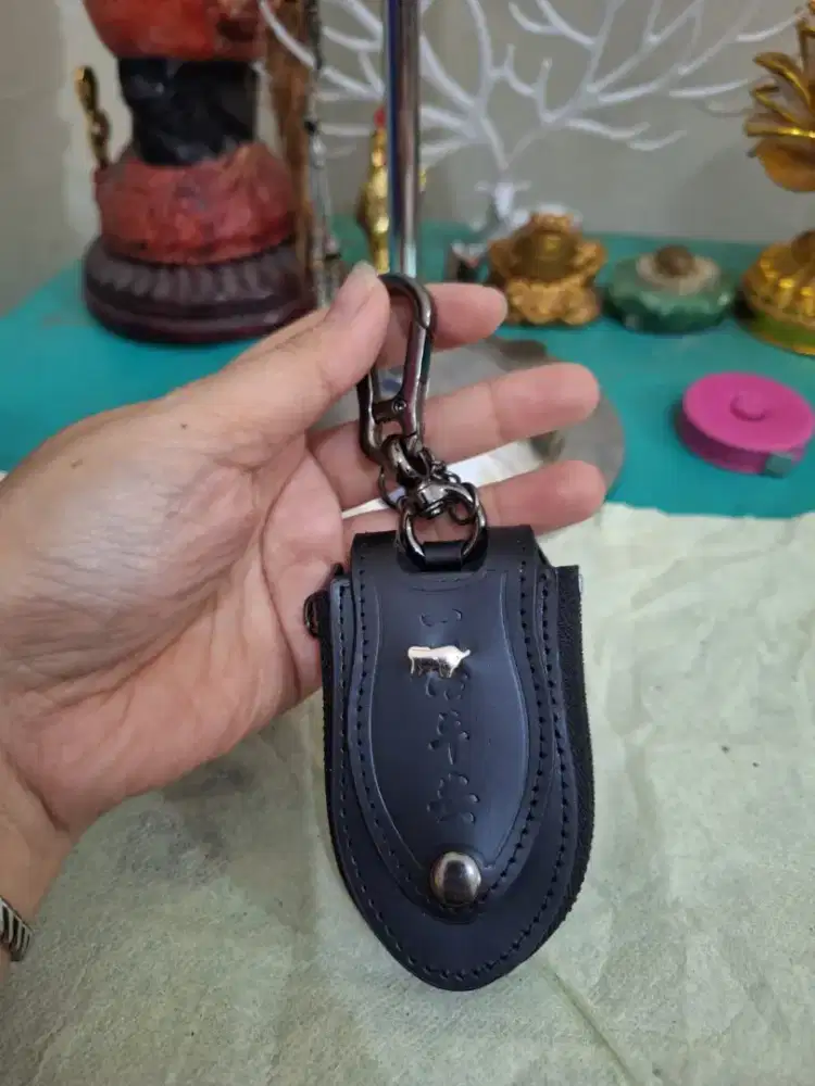 Dompet kunci mobil 
Branded braun buffel 
Berwarna hitam 
Limited edit