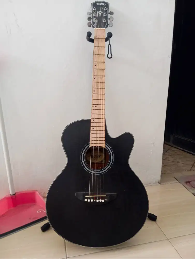 guitar Taylor..