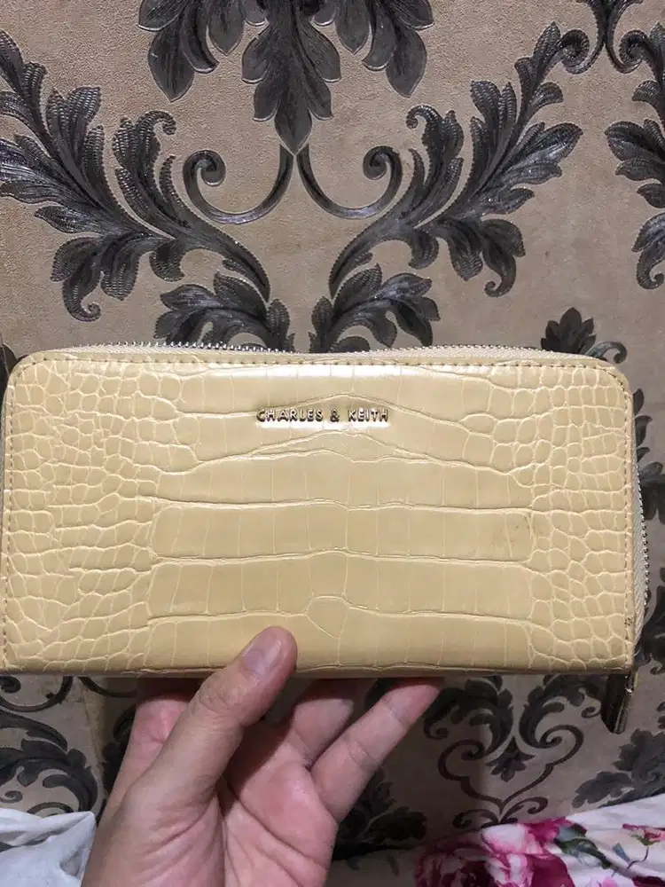 Dompet Charles & Keith croco warna kuning soft