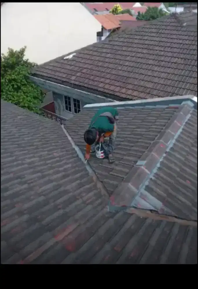 Perbaikan atap bocor
