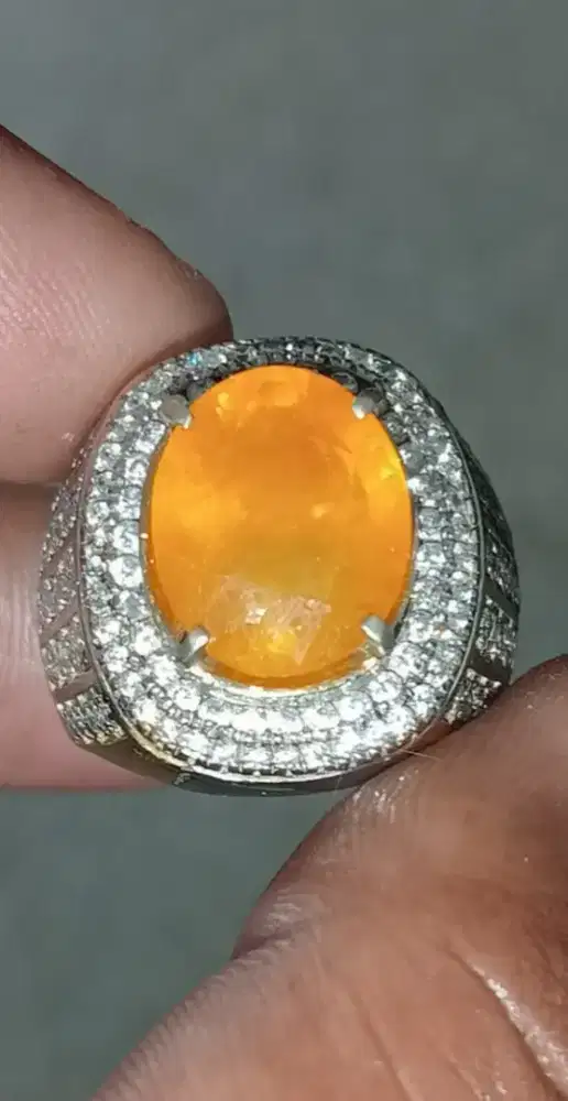 Cincin safir kuning