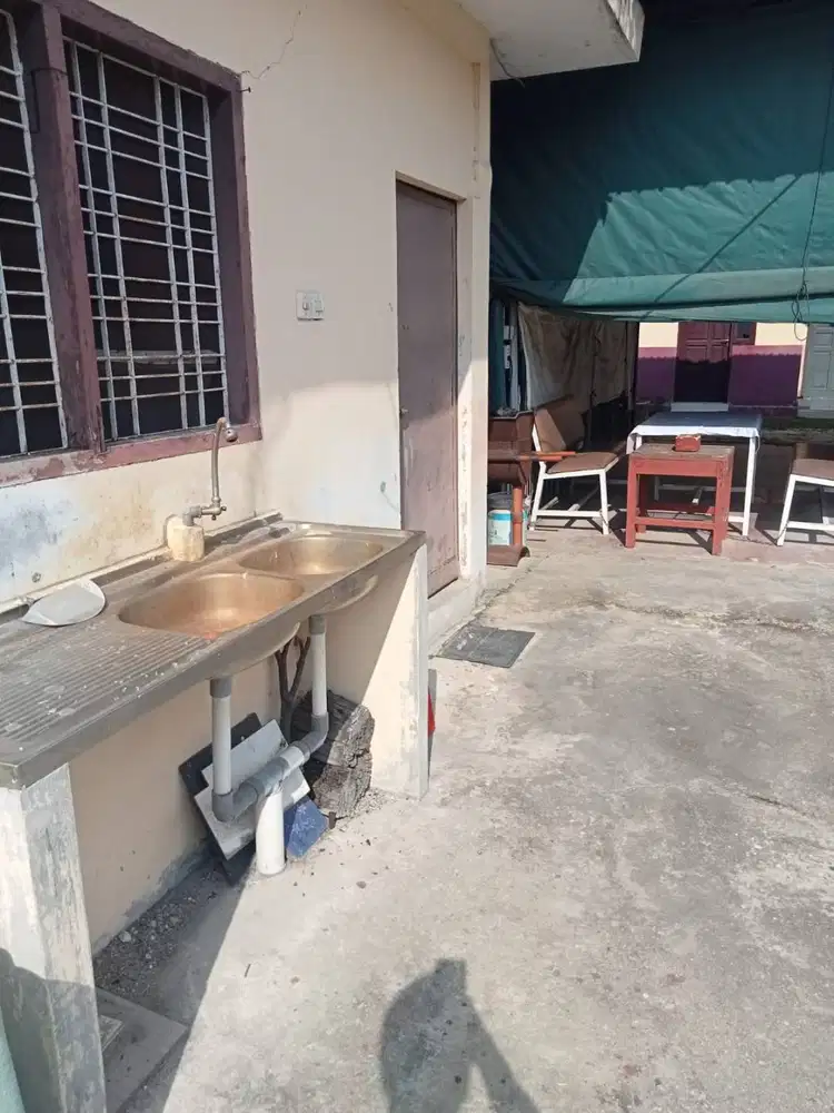 TANAH DIJUAL SAAT INI GARASI  LANTAI SEMEN DAN POMPA AIR SUMUR BOR