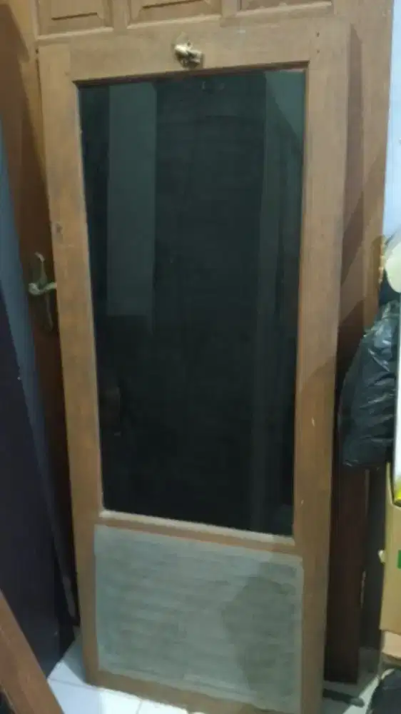 Daun jendela besar keras kuat