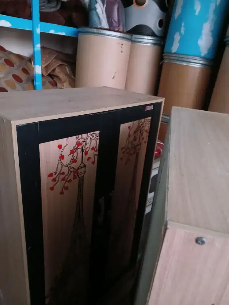 Lemari 2 pintu bekas baik kunci fungsi