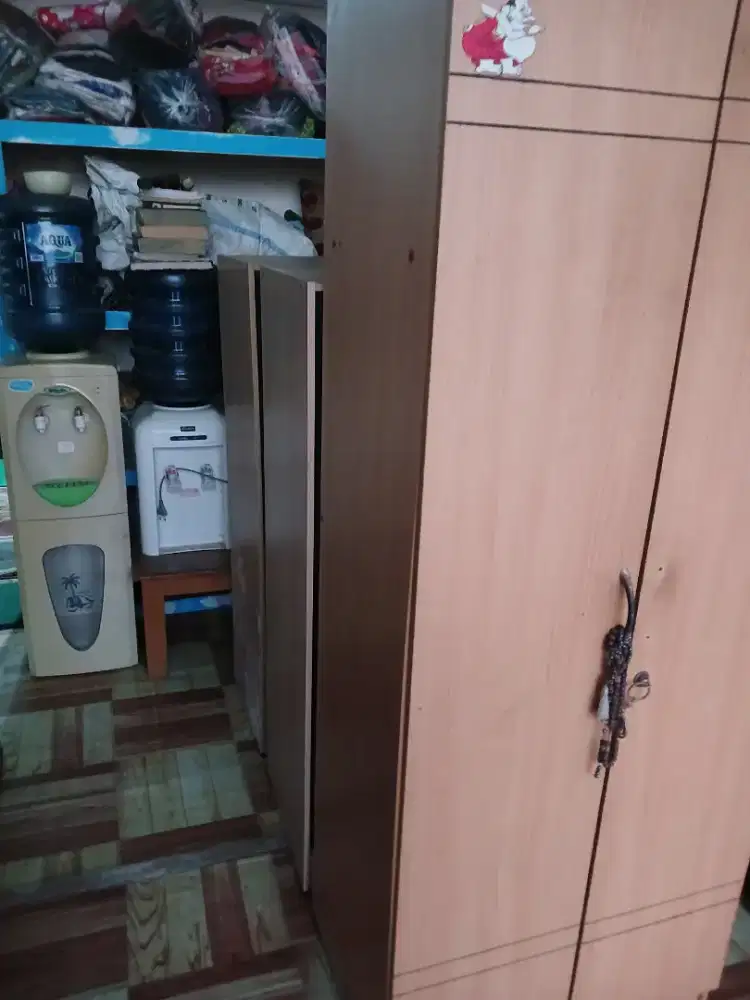 Jual lemari 2 pintu tinggi slim bekas utuh baik