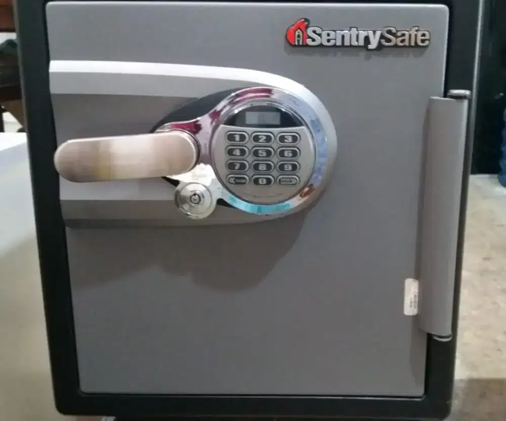 Brankas Sentry Safe