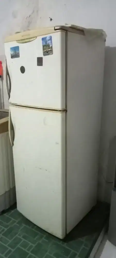 Kulkas merk Sanyo 2 pintu kondisi bagus ,dingin