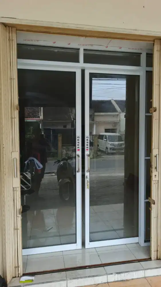 Kaca Film peredam panas & anti silau UV unt pintu & jendela kantor