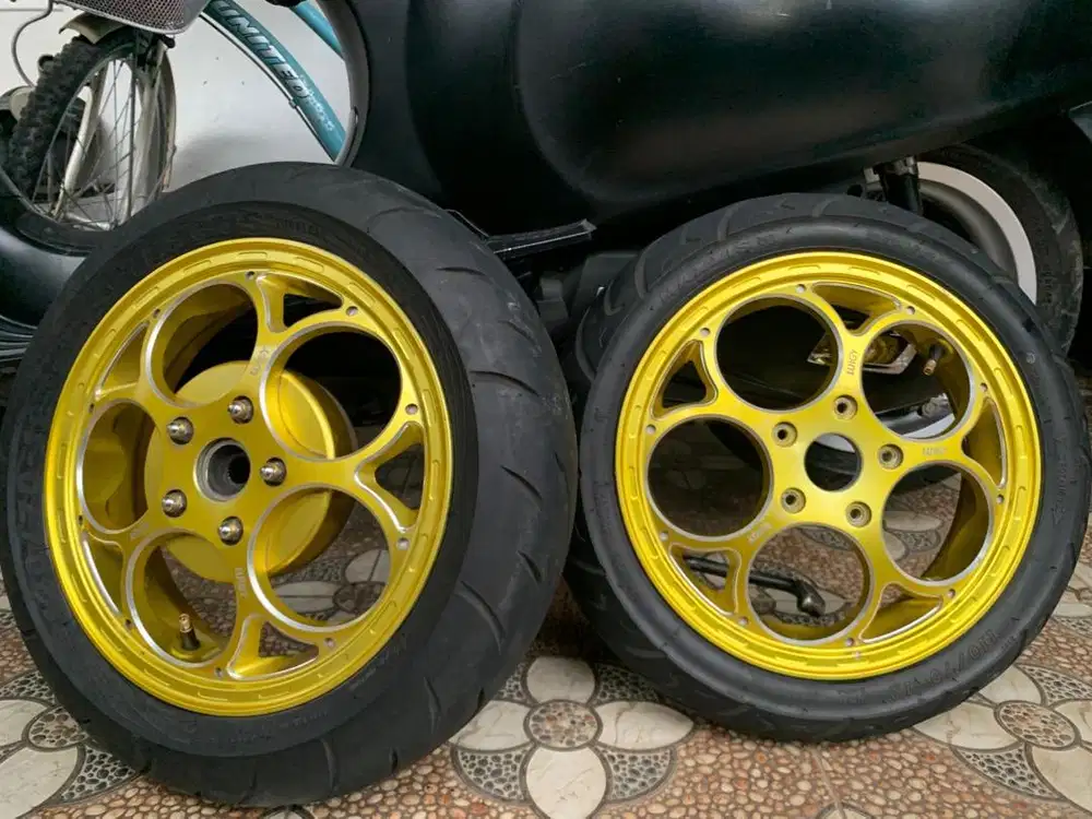 Jual Velg Luigy Original Ring 12 Gold + Ban Maxxis (vespa sprint)