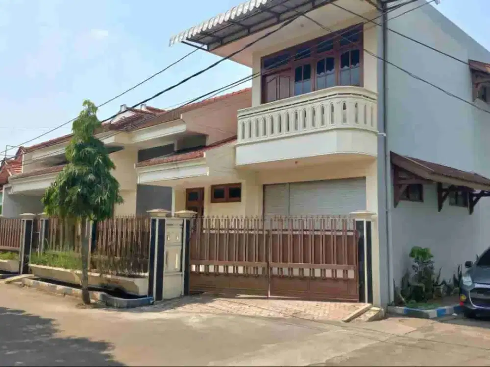 DISEWAKAN RUMAH BESAR BAGUS SIAP HUNI DENGAN BANYAK KAMAR DI SULFAT, TENGAH KOTA MALANG.