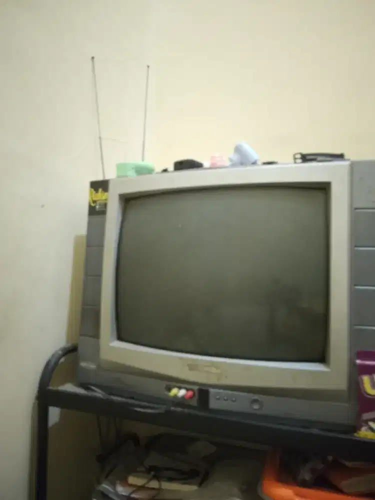 Tv thosiba + stb merk Polytron