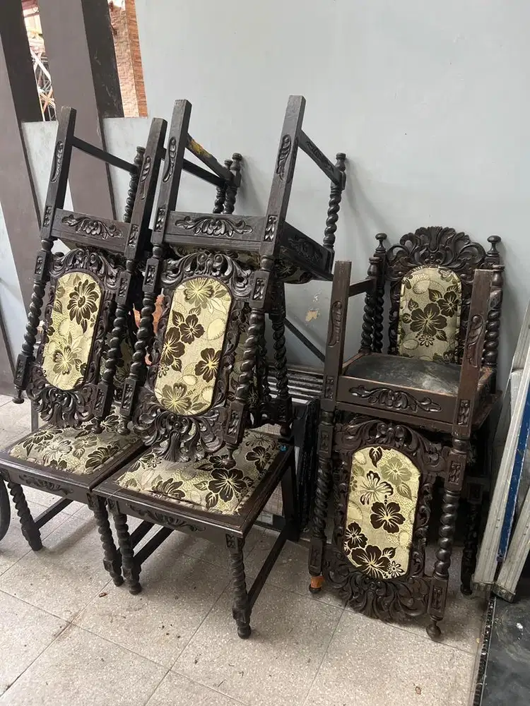 Kursi makan antik perlu servis