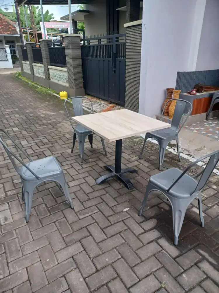 Kursi dan meja kasir