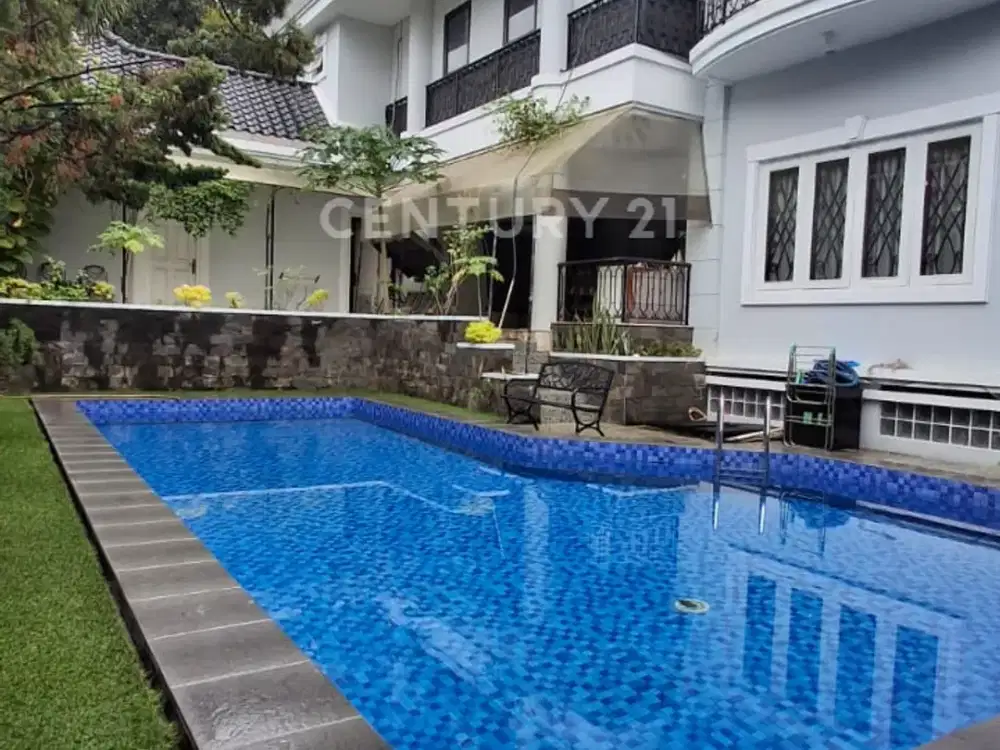 Rumah Mewah Dengan Kolam Renang Prime Area Jakarta Selatan