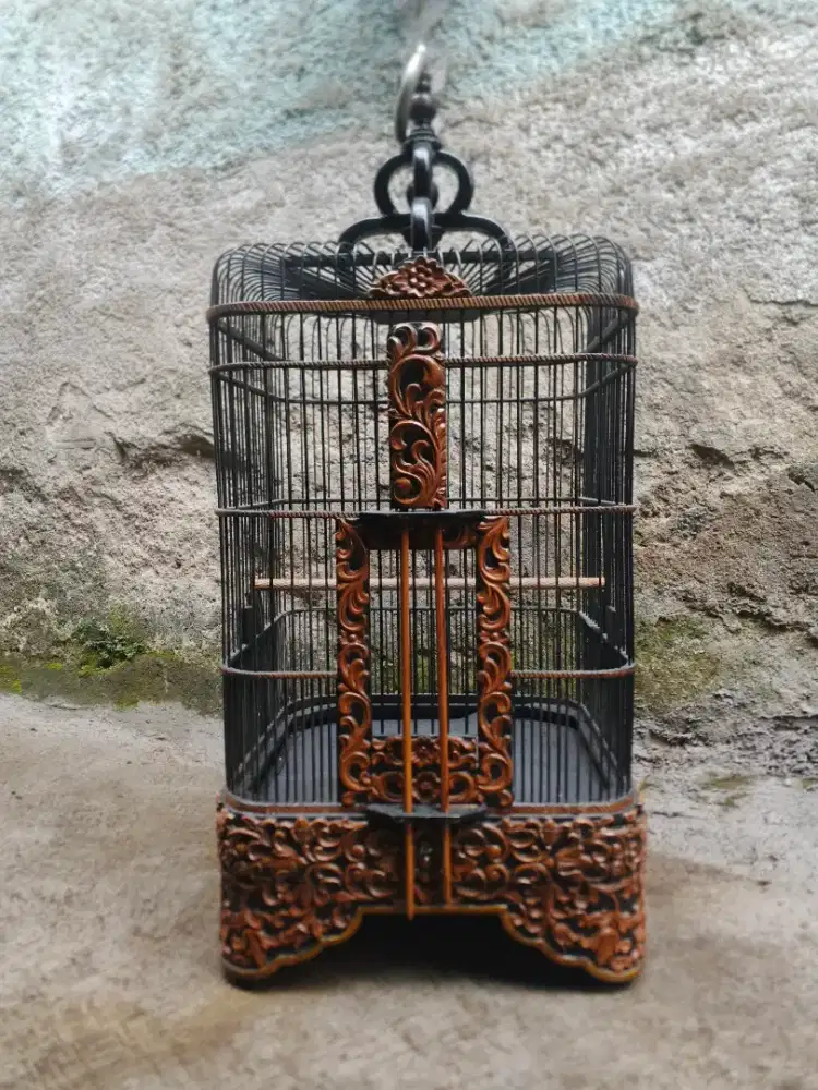 Sangkar oval ukir kayu
