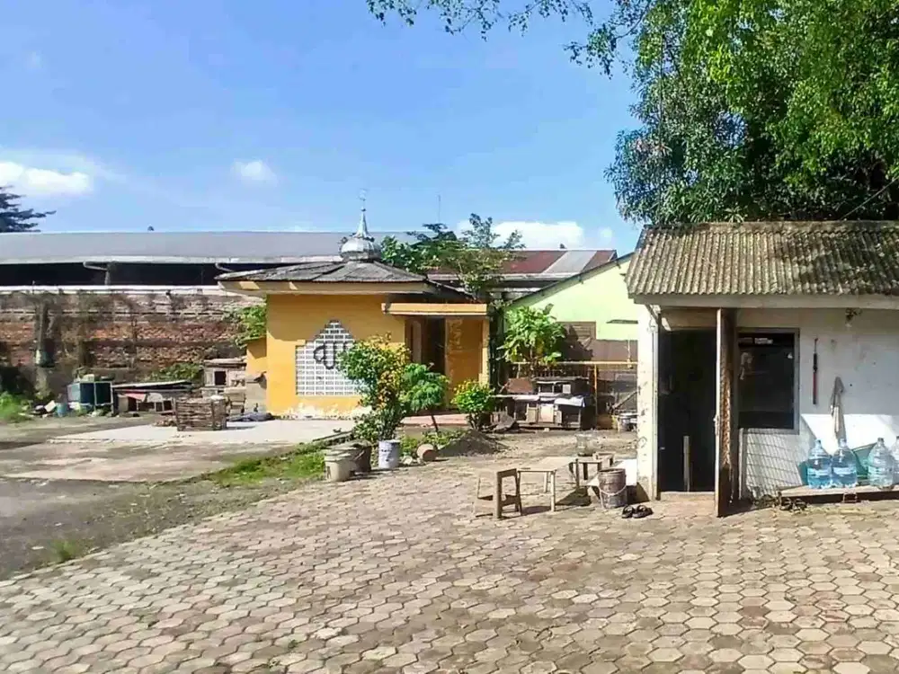 Di sewakan  gudang  besar terbuka,  di Bantar Gebang.  Bekasi.