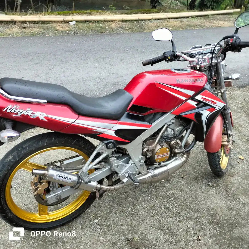 Jual mtor ninja R 2010 warna merah kondisi mlus kumplit pajak on