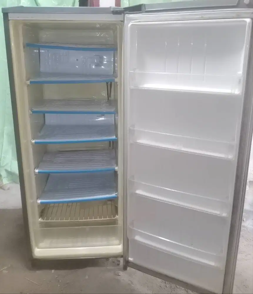 Freezer 6 Rak Merk LG.Kualitas dinginya dijamin bagus.