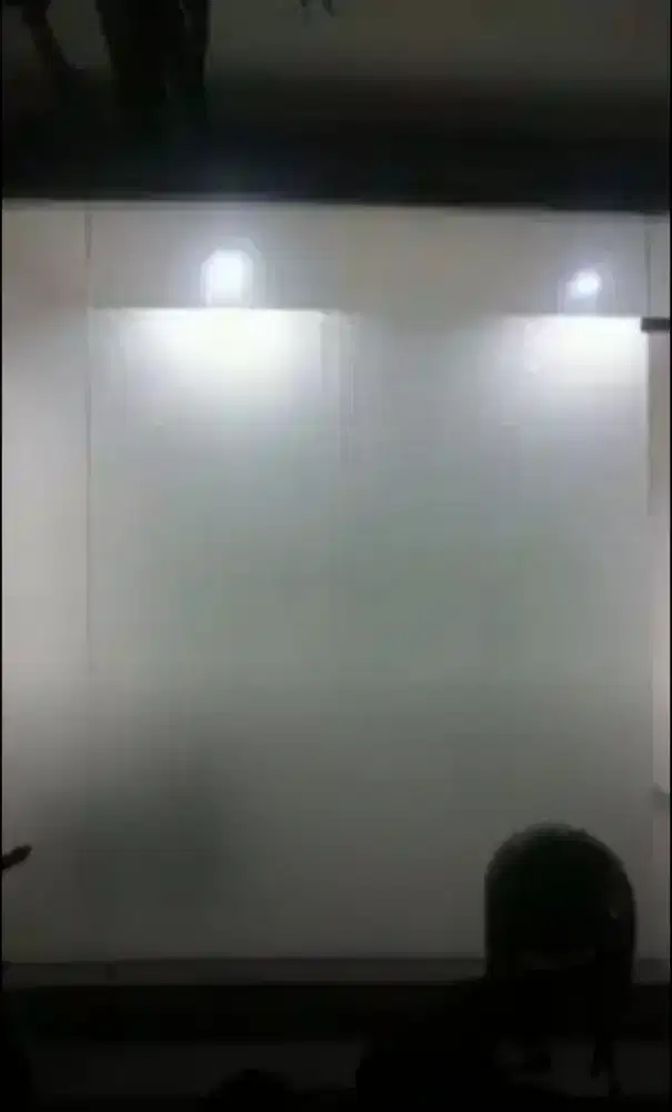 Pasang stiker sanblas dan kaca film tidak menguras kantong