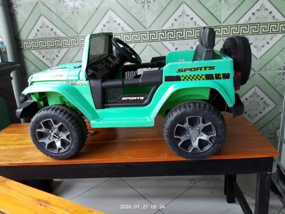 Mobil Mainan Anak Jeep 4 Roda Bekas - Kondisi Baik