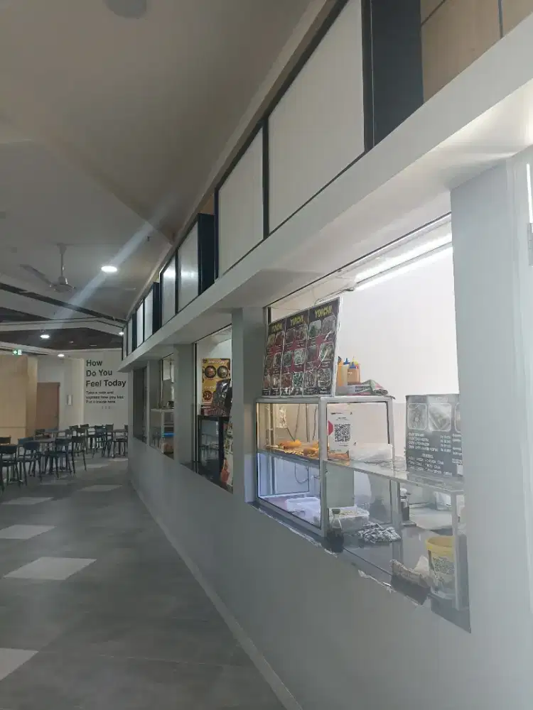 Jaga Stand Makanan di Fakultas