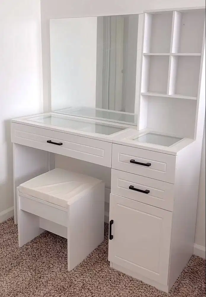 Meja belajar minimalis, rapi, dan nyaman untuk aktivitas harian