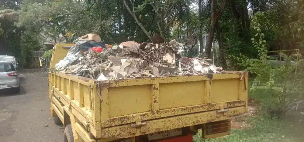 Tukang buang puing sampah dll