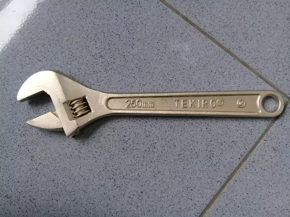 Kunci inggris merk Tekiro