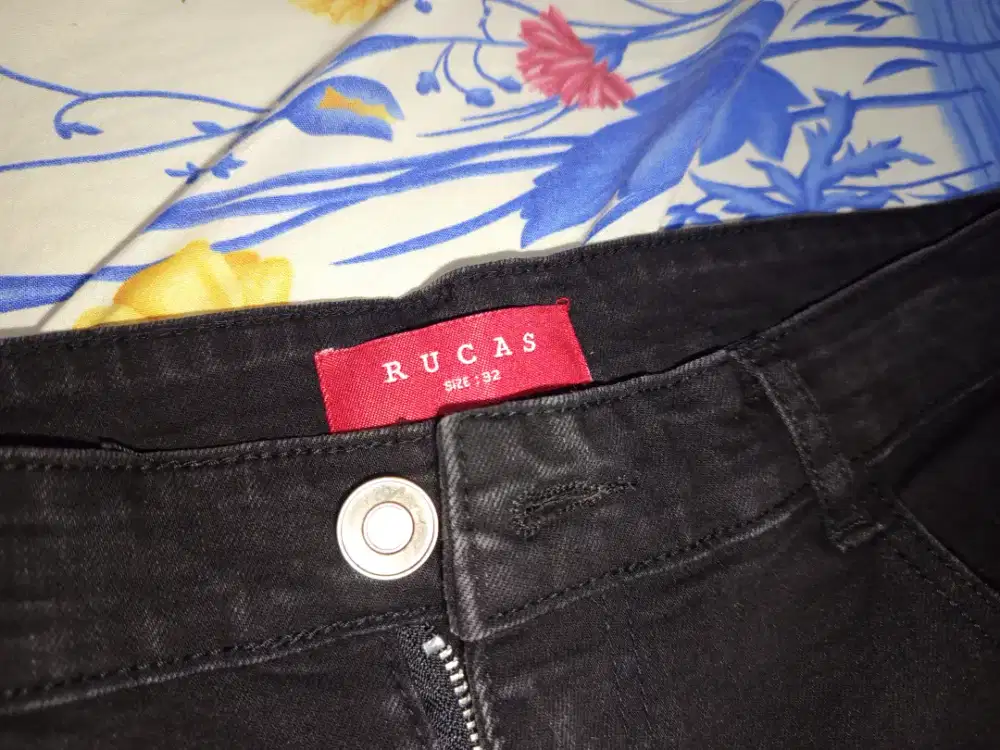 CELANA RUCAS DKASIH BOSS, HADIAH RESIGN