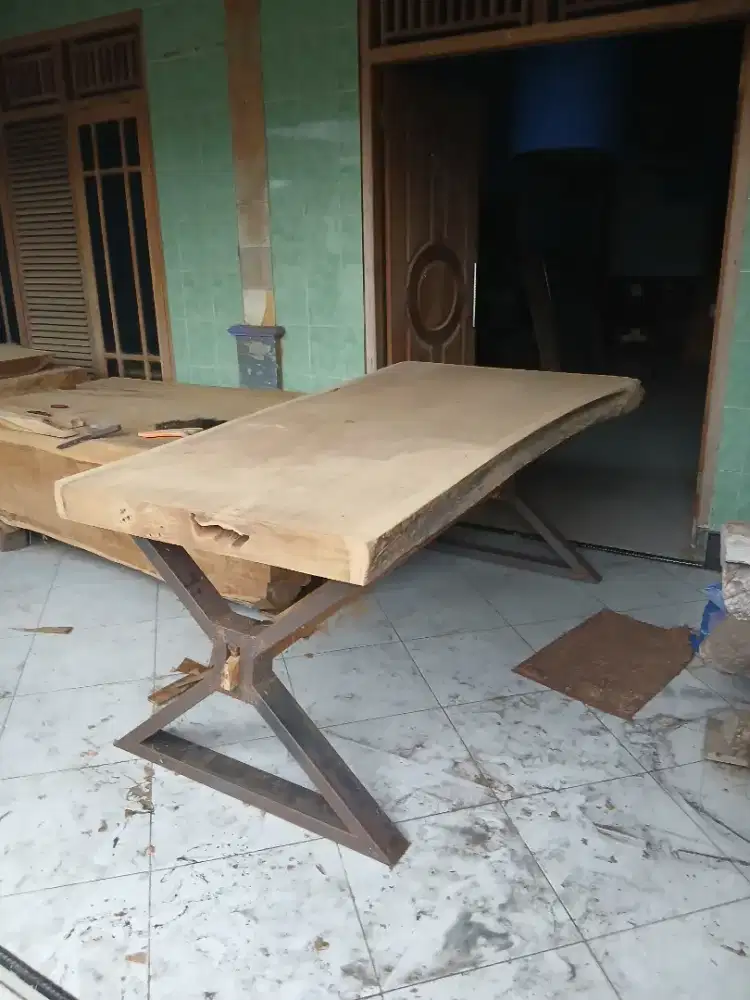 Meja papan jati utuh