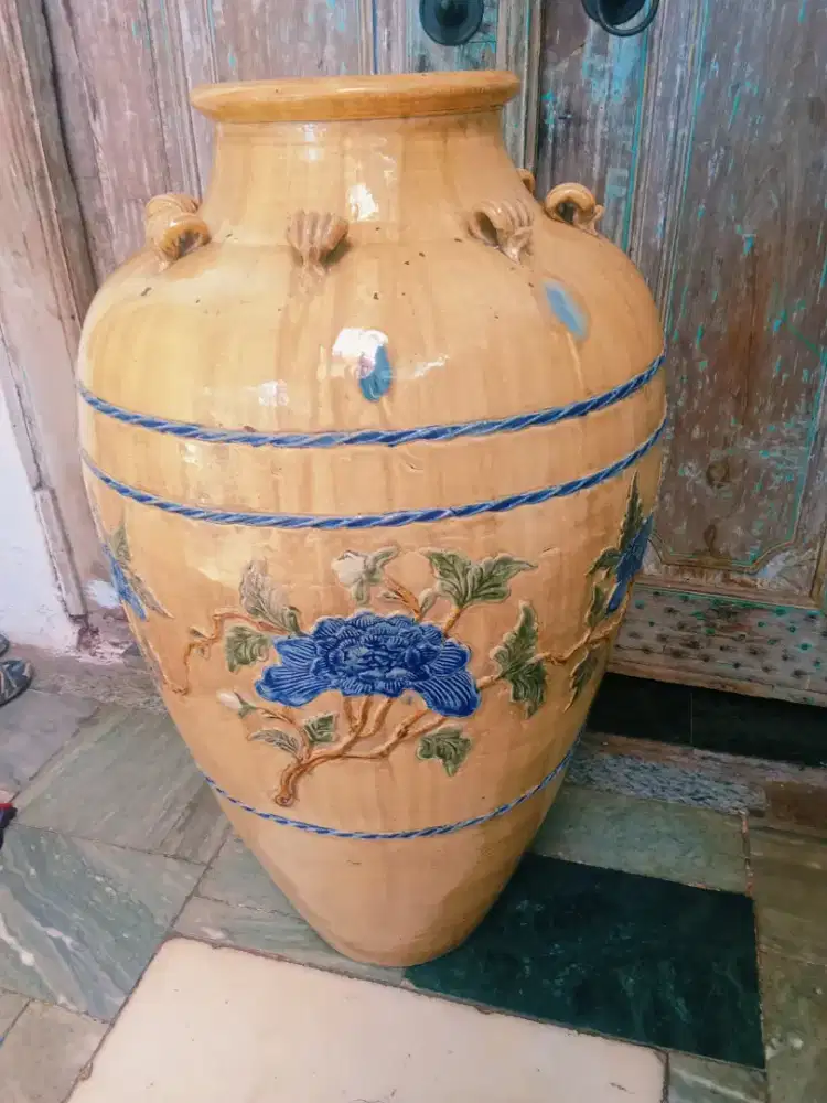 Guci  Keramik motif bunga