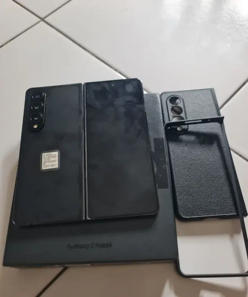 Z fold,4,ram 12+12/256lngkap bawan pabrik,bonus case,minus layar garis