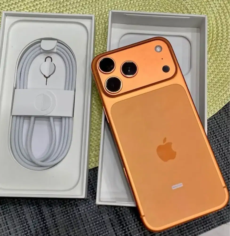 iphone 17 proax Cosmic orange 256 hb 100 Like new