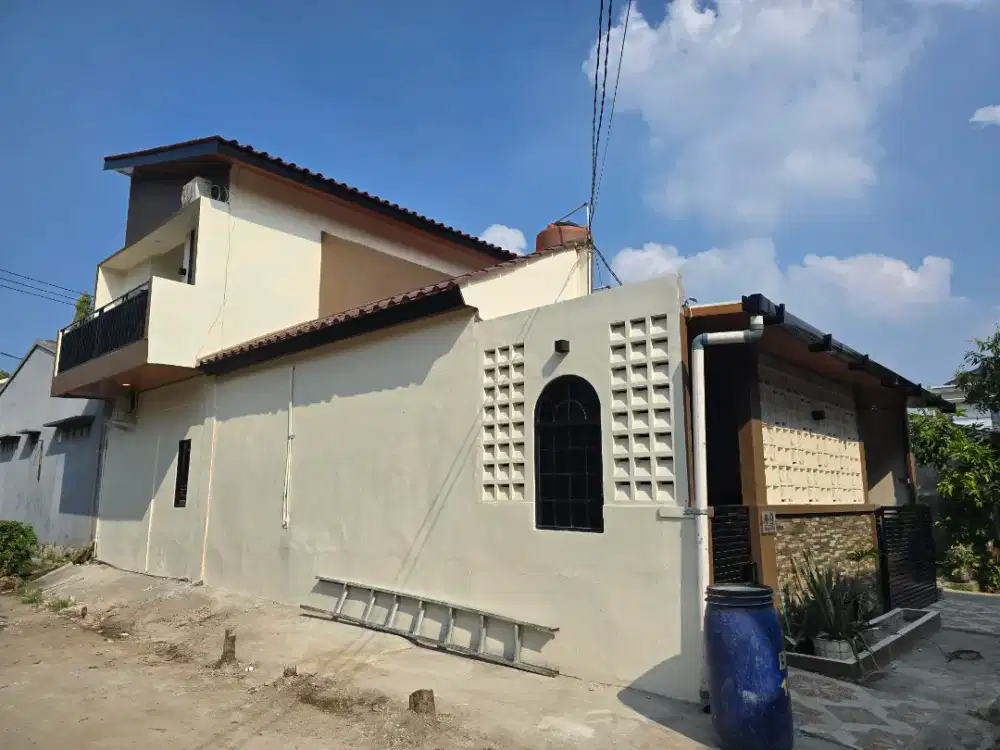 Jual Rumah Hoek Baru Renovasi 2 Lantai - Harga Menarik, Karawang Timur