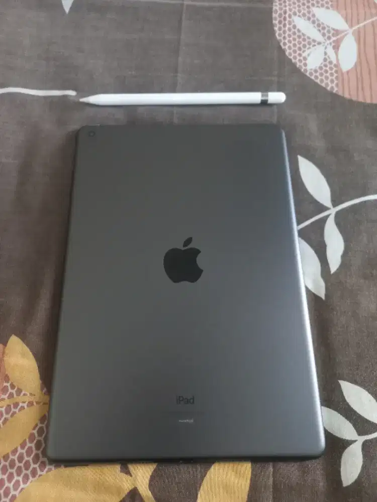 Dijual iPad 9th Gen 64GB WiFi + Apple Pencil Gen 1 (Paket)